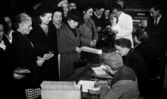 Des femmes reçoivent leur bulletin de vote pour la première fois en France lors des élections municipales à Paris, le 29 avril 1945 ( AFP / - )