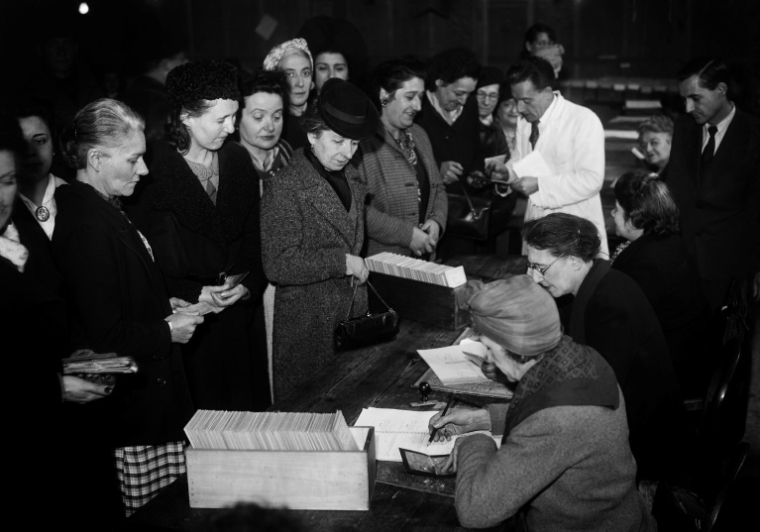 Des femmes reçoivent leur bulletin de vote pour la première fois en France lors des élections municipales à Paris, le 29 avril 1945 ( AFP / - )