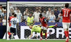 Le but inscrit par Lionel Messi (N.10, de dos) à la 38e minute du match contre l'Autriche le 22 juin 2026 à Arlington. Avec 17 buts, la superstar argentine est désormais seul en tête du classement des meilleurs buteurs en Coupe du monde ( AFP / Aric Becker )