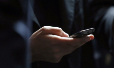 "Rangez votre téléphone lorsque vous êtes avec votre enfant. Utilisez-le uniquement lorsque c'est nécessaire, ou lorsque vous l'utilisez ensemble", demande l'autorité sanitaire suédoise ( AFP / Kenzo TRIBOUILLARD )