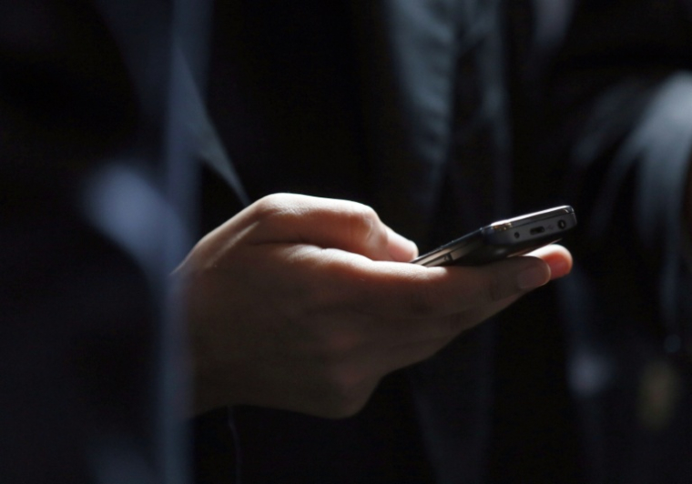 "Rangez votre téléphone lorsque vous êtes avec votre enfant. Utilisez-le uniquement lorsque c'est nécessaire, ou lorsque vous l'utilisez ensemble", demande l'autorité sanitaire suédoise ( AFP / Kenzo TRIBOUILLARD )