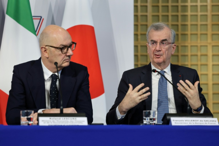 Le ministre de l'Economie Roland Lescure et le gouverneur de la Banque de France François Villeroy de Galhau lors d'une conférence de presse à Paris, à l'occasion d'un G7 Finances, le 3 février 2026 ( AFP / Ludovic MARIN )