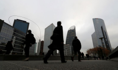 Des personnes marchent sur l'esplanade de La Défense, dans le quartier financier et d'affaires de La Défense, à l'ouest de Paris