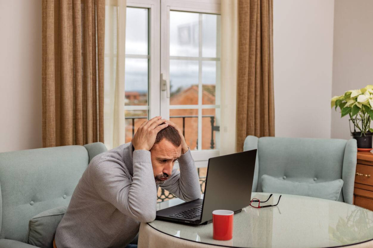 Les erreurs à éviter lorsqu'on remplit sa déclaration d'impôts / iStock.com - ose Gonzalez Buenaposada