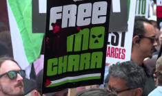 Mêlée médiatique à l'arrivée du groupe nord-irlandais Kneecap à un tribunal londonien