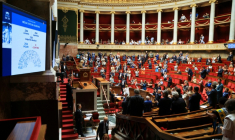 Des députés applaudissent après l'adoption à l'unanimité, par l'Assemblée nationale, d'un projet de loi visant à abolir les lois relatives à l'esclavage, le 28 mai 2026 à Paris  ( AFP / Ludovic MARIN )