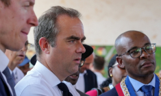 Le Premier ministre Sébastien Lecornu, entouré par le ministre de l'Education  Edouard Geffray, à gauche, et le maire de Mamoudzou, Ambdilwahedou Soumaïla, le 27 juillet 2026 à Kaweni, à Mayotte ( AFP / Marine Gachet )