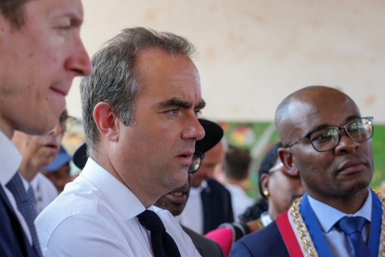 Le Premier ministre Sébastien Lecornu, entouré par le ministre de l'Education  Edouard Geffray, à gauche, et le maire de Mamoudzou, Ambdilwahedou Soumaïla, le 27 juillet 2026 à Kaweni, à Mayotte ( AFP / Marine Gachet )