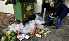 Un huissier constate le gaspillage alimentaire dans la poubelle du supermarché Leclerc à Mimizan-Plage dans le sud-ouest de la France, le 4 février 2019. ( AFP / GEORGES GOBET )