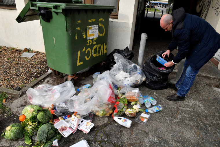 Un huissier constate le gaspillage alimentaire dans la poubelle du supermarché Leclerc à Mimizan-Plage dans le sud-ouest de la France, le 4 février 2019. ( AFP / GEORGES GOBET )