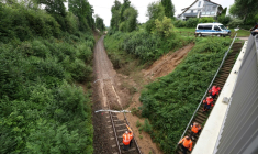Des cheminots inspectent la voie ferrée devant un train déraillé près de Riedlingen, près de Biberach an der Riss, dans le sud-ouest de l'Allemagne, le 28 juillet 2025, au lendemain d'un accident ( AFP / Karl-Josef Hildenbrand )