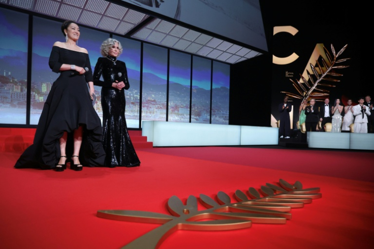 L'actrice chinoise Gong Li (g) et l'actrice américaine Jane Fonda lors de la cérémonie d'ouverture de la 79e édition du Festival de Canne et de la projection du film "La Vénus électrique", le 12 mai 2026 à Cannes ( AFP / Valery HACHE )