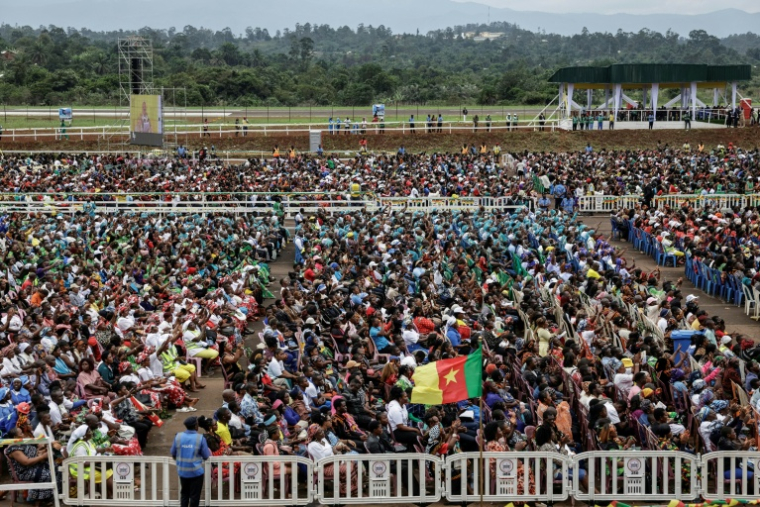 Des Camerounais assistent à la messe célébrée par le pape Léon XIV à l'aéroport de Bamenda, le 16 avril 2026 ( AFP / Patrick MEINHARDT )