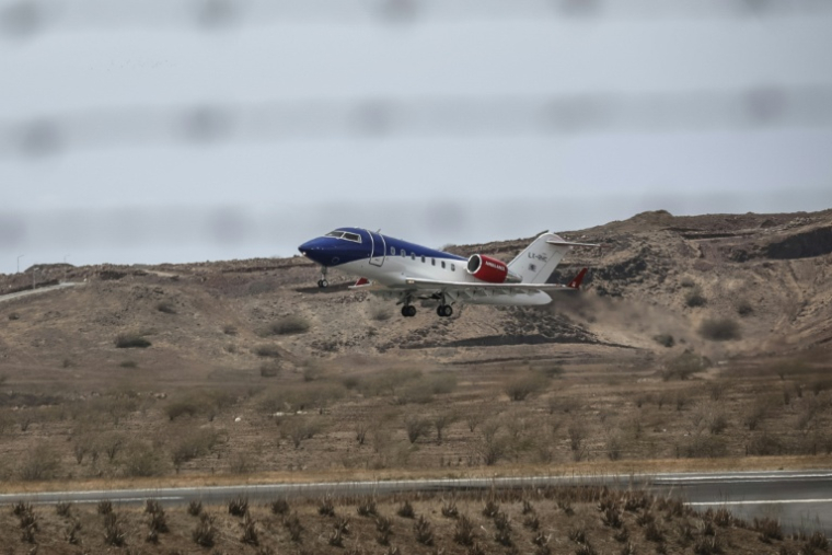 Un avion médicalisé transportant des patients évacués du bateau de croisière MV Hondius, foyer d'hantavirus, qui mouille au Cap-Vert, décolle de l'aéroport de Praia le 6 mai 2006 ( AFP / - )