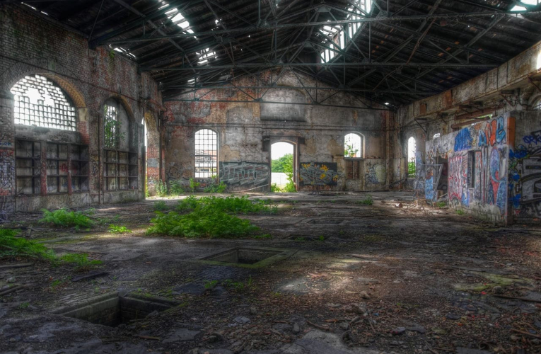 (Méfiez-vous de la tentation de l'urbex ou exploration urbaine, défi des jeunes pour visiter des lieux insolites inhabités et vétustes - Visuel Adobe Stock)