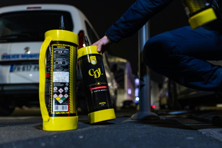 Des bonbonnes de protoxyde d'azote découvertes par des policiers lors de contrôles routiers à Lille, le 25 avril 2026 dans le Nord ( AFP / Sameer Al-DOUMY )