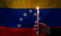 Un manifestant vénézuélien tient une bougie lors d'une veillée contre le président vénézuélien Nicolas Maduro, à Bogota, en Colombie, le 3 décembre 2025 ( AFP / Luis ACOSTA )