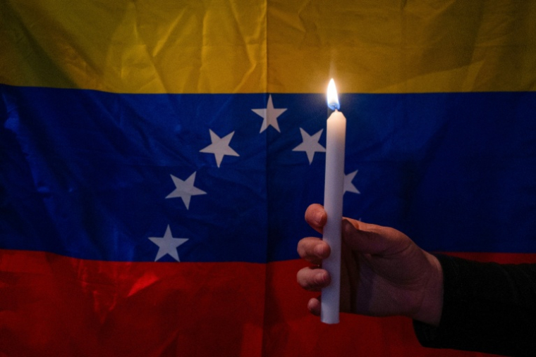 Un manifestant vénézuélien tient une bougie lors d'une veillée contre le président vénézuélien Nicolas Maduro, à Bogota, en Colombie, le 3 décembre 2025 ( AFP / Luis ACOSTA )