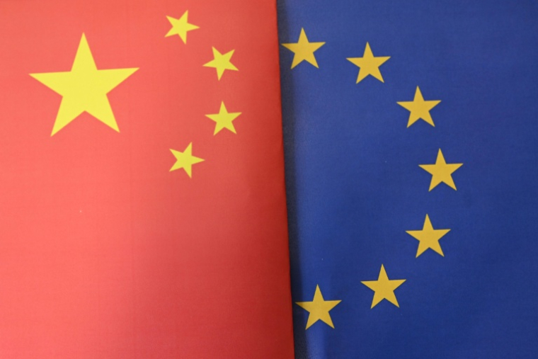 Les  dirigeants européens vont débattre de la meilleure posture à adopter face à la déferlante chinoise, qui menace d'emporter des industries entières et des millions d'emplois sur le Vieux continent ( AFP / Nicolas TUCAT )