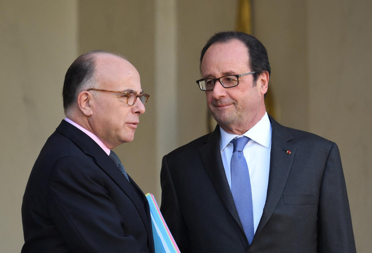 Bernard Cazeneuve et François Hollande, le 7 décembre 2016, à Paris ( AFP / ERIC FEFERBERG )
