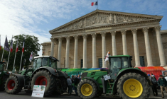 Manifestation d'agriculteurs de la FNSEA et des JA devant l'Assemblée nationale le 26 mai 2025 à Paris avant l'examen de la loi Duplomb, qu'ils soutiennent ( AFP / Thomas SAMSON )