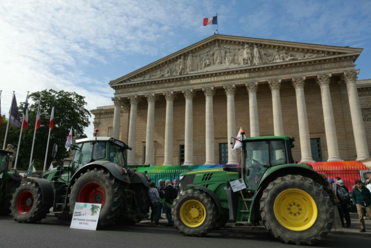 Manifestation d'agriculteurs de la FNSEA et des JA devant l'Assemblée nationale le 26 mai 2025 à Paris avant l'examen de la loi Duplomb, qu'ils soutiennent ( AFP / Thomas SAMSON )