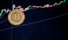 Le bitcoin a atteint un nouveau plus haut dimanche, dépassant le seuil des 125.000 dollars, alors que la paralysie budgétaire se poursuit aux Etats-Unis ( AFP / Ozan KOSE )