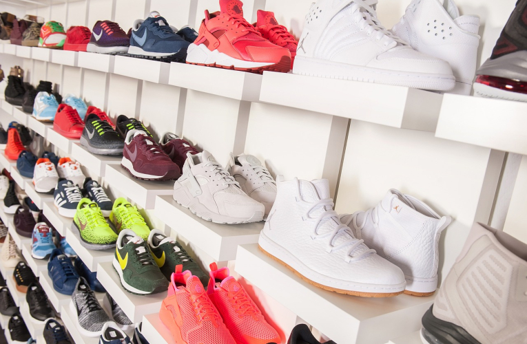 La hausse des droits de douane aux États-Unis pourrait provoquer une augmentation du prix des sneakers. (illustration) (Pixabay / garderobein)