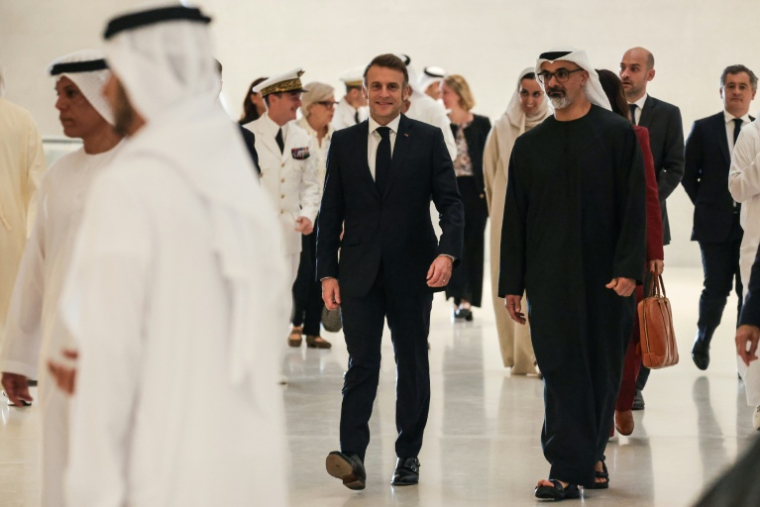 Le président français Emmanuel Macron (C) visite le musée national Zayed à Abou Dhabi, aux Emirats arabes unis, le 21 décembre 2025 ( AFP / Ludovic MARIN )