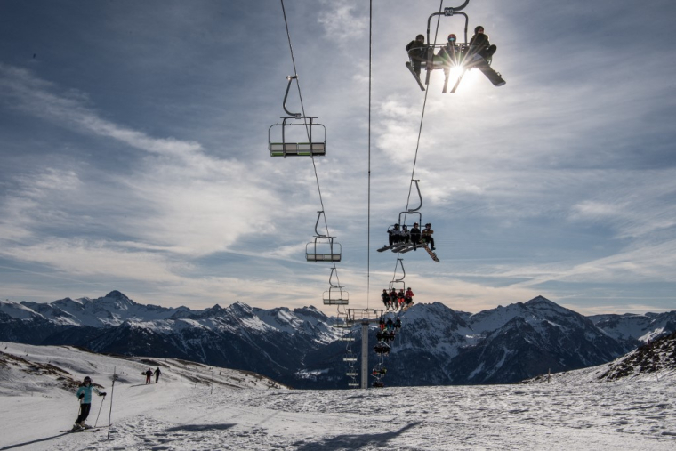Des vacanciers sur le télésiège à Serre-Chevalier, le 3 février 2022. ( AFP / LOIC VENANCE )