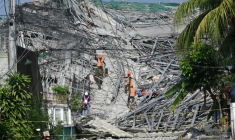 Sur le site de l'effondrement d'un chantier à Angeles, aux Philippines, le 25 mai 2026 ( AFP / Ted ALJIBE )