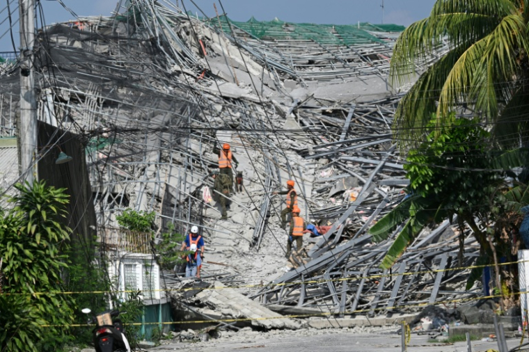 Sur le site de l'effondrement d'un chantier à Angeles, aux Philippines, le 25 mai 2026 ( AFP / Ted ALJIBE )