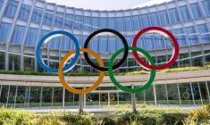 Des anneaux olympiques sont photographiés devant le Comité international olympique (CIO) à Lausanne