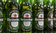 Des bouteilles de bière Heineken dans un supermarché