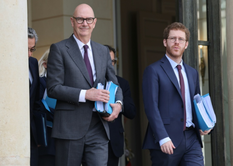 Le ministre de l'Economie Roland Lescure et le ministre des Comptes publics David Amiel, à Paris le 1er octobre 2026 ( AFP / Ludovic MARIN )