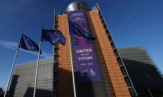 Des drapeaux de l'Union européenne flottent devant le siège de la Commission européenne à Bruxelles