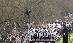 Interdit de stade par son club, un supporter se réfugie dans un arbre