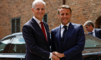Le président français Emmanuel Macron (d) accueilli par le Premier ministre norvégien Jonas Gahr Støre à la forteresse Akershus à Oslo, le 23 juin 2025 en Norvège ( AFP / Odd ANDERSEN )