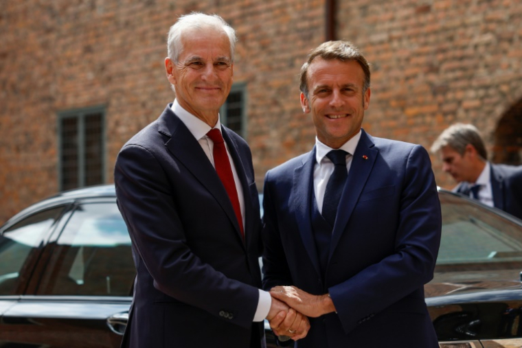 Le président français Emmanuel Macron (d) accueilli par le Premier ministre norvégien Jonas Gahr Støre à la forteresse Akershus à Oslo, le 23 juin 2025 en Norvège ( AFP / Odd ANDERSEN )