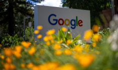 Le logo de Google est visible dans un centre de recherche de l'entreprise à Mountain View, en Californie