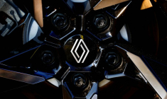 Un logo de Renault est visible à l'intérieur d'un concessionnaire automobile Renault à Arnhem