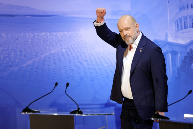 Steve Hilton, candidat républicain au poste de gouverneur de Californie, arrive pour un débat télévisé à l'université Pomona, à Claremont, près de Los Angeles, le 28 avril 2026 ( AFP / Patrick T. Fallon )