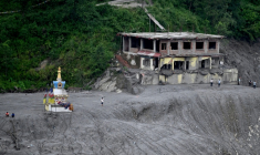 Un stupa bouddhiste endommagé par des crues soudaines au centre de Trishuli, dans le district de Nuwakot, le 31 août 2026 au Népal ( AFP / Arun SANKAR )