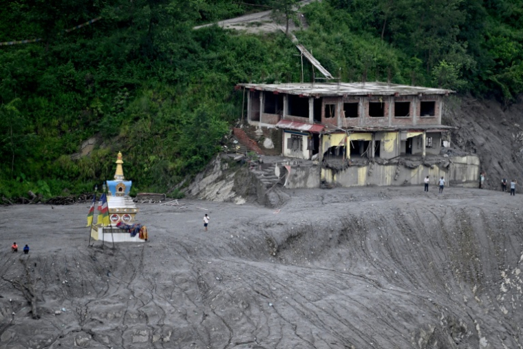 Un stupa bouddhiste endommagé par des crues soudaines au centre de Trishuli, dans le district de Nuwakot, le 31 août 2026 au Népal ( AFP / Arun SANKAR )