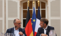 Le chancelier allemand Friedrich Merz, à gauche, et le président français Emmanuel Macron, à droite, au fort de Brégançon, à Bormes-les-Mimosas le 28 août 2025 ( POOL / Manon Cruz )