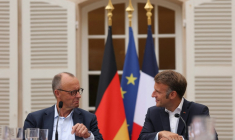 Le chancelier allemand Friedrich Merz, à gauche, et le président français Emmanuel Macron, à droite, au fort de Brégançon, à Bormes-les-Mimosas le 28 août 2025 ( POOL / Manon Cruz )