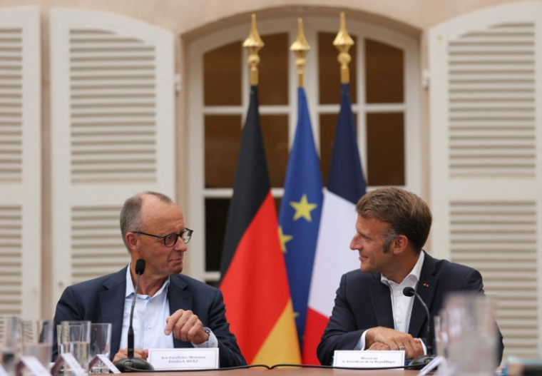 Le chancelier allemand Friedrich Merz, à gauche, et le président français Emmanuel Macron, à droite, au fort de Brégançon, à Bormes-les-Mimosas le 28 août 2025 ( POOL / Manon Cruz )