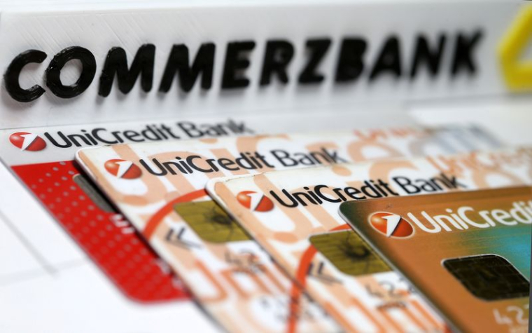 Le logo de la Commerzbank à proximité de cartes de crédit d'Unicredit