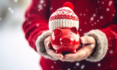 (Crédits photo : Adobe Stock - Tirelire de Noël pour surveiller le budget et faire plaisir)