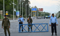 Des agents de sécurité montent la garde sur une route barrée à Islamabad, le 9 avril 2026 ( AFP / Aamir QURESHI )